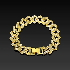 Dettaglio catena cubana 15mm oro con cristalli lucidi e chiusura a scatto sicura