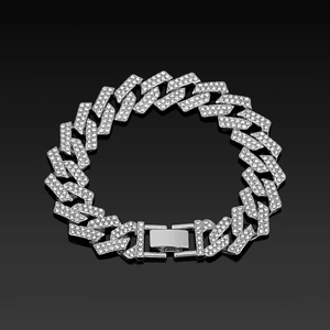 Dettaglio della catena cubana da 15 mm in argento con diamanti su specchio nero