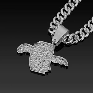 Gros plan du pendentif ailes avec zircons et chaîne cubaine de style hip-hop urbain