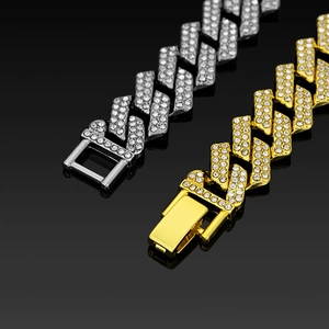 Dettaglio delle catene Cuban link da 15mm in oro e argento con diamanti incastonati