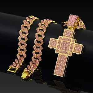 Detail der pinkfarbenen Strass-Kreuzkette mit goldener Gliederkette im Hip-Hop-Stil