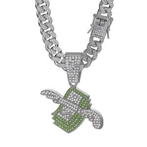 Détail de la chaîne cubaine hip hop argentée avec pendentif dollar ailé et strass verts
