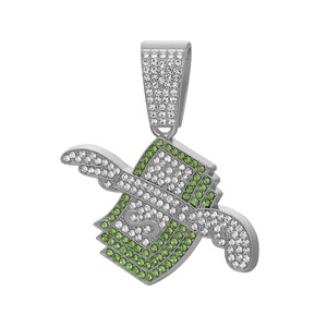 Détail du pendentif hip-hop argenté avec signe $ ailé et strass blancs et verts