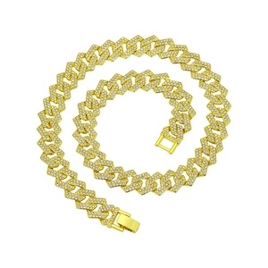 Macro di una collana a catena cubana placcata in oro con pavé di zirconi scintillanti