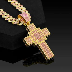 Hip-Hop Iced-Out-Panzerkette mit einem großen rosa-goldenen Kreuzanhänger