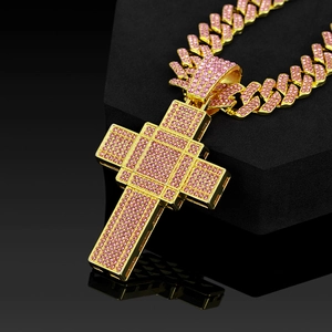 Makroaufnahme der Hip-Hop-Goldkette mit großem Anhänger aus rosa Strass-Kreuz
