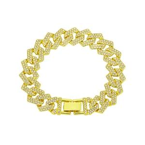 Dettaglio catena cubana da 15mm in oro con maglie a Z e finitura con cristalli pavé lucidi