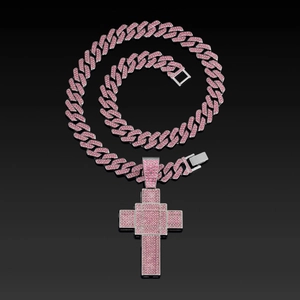 Makroaufnahme von rosa Zirkonia-Kreuzanhänger an dicker Gliederkette im Hip-Hop-Stil