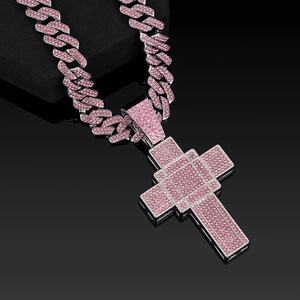 Detail der silbernen Cubankette mit doppellagigem Kreuzanhänger und rosa Strass
