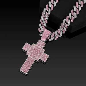 Detail der pink-weißen Kristall-Cuban-Kette mit einem großen Kreuz-Anhänger
