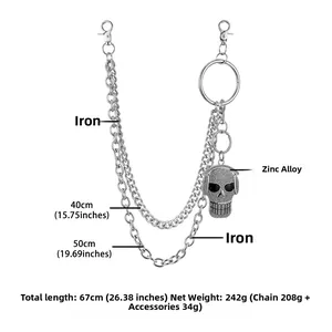 Détail d'une lourde chaîne de taille punk avec fermoir mousqueton et pendentif crâne