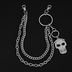Détail d'une chaîne de taille double couche en métal lourd avec pendentif crâne strass