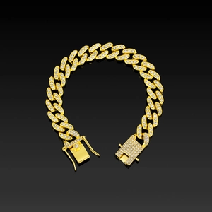 Macro-opname van 12mm gouden Cubaanse schakelarmband met witte zirkonia en vierkante sluiting