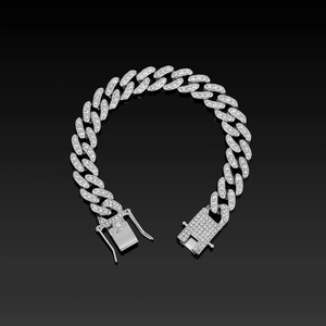 Macro-opname van de 12mm zilveren Cubaanse schakelarmband met kristallen en veiligheidsslot