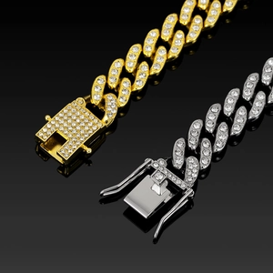 Detail van 12mm gouden en zilveren iced out Cubaanse kettingen met strass-steentjes sluiting