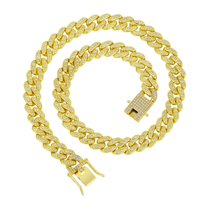 12mm vergulde Cubaanse schakelketting set met fonkelende zirkonia op een witte achtergrond