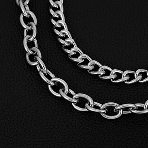 Gros plan de chaînes en métal argenté sur cuir noir pour bijoux style punk