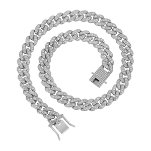 Detailopname van de 12mm zilveren cubaanse schakelketting met kristallen strass sluiting