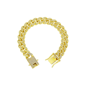 Detail van een gouden Cuban link armband met schitterende steentjes en stevige veilige sluiting