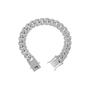 Detail van een 12mm zilveren Cuban link armband met strassteentjes en veiligheidssluiting