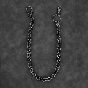 Détails des maillons hexagonaux et des crochets métalliques sur fond de cuir