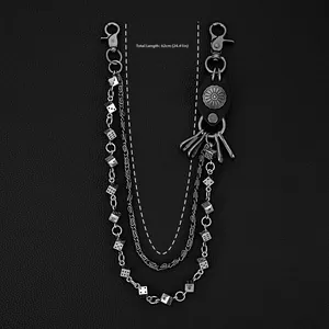 Dettaglio catena da vita punk da 62 cm con dadi metallici e inserti in pelle