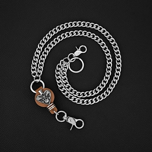Détail de la chaîne de portefeuille punk en cuir avec cœur crâne et gros maillons