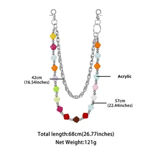 Detail van de gelaagde tailleketting met kleurrijke acryl berenpoten en metalen schakels