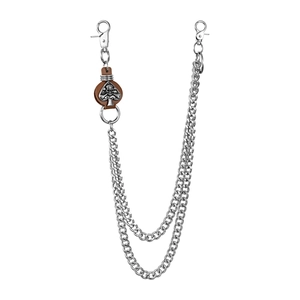 Détail de la double chaîne argentée avec pendentif tête de mort en cuir marron
