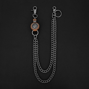Détail d'une chaîne de pantalon punk à double couche avec pendentif floral en cuir
