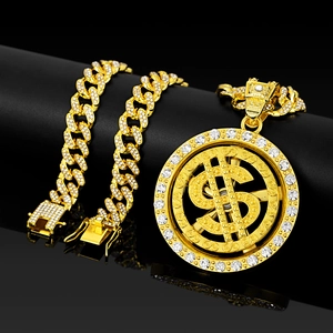 Détail du collier hip hop doré avec pendentif dollar rotatif serti de zircons brillants