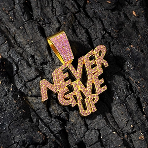 Primer plano del colgante Never Give Up con cristales rosas y baño de oro hip hop