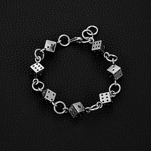 Bracciale punk con dadi argentati con catena a maglie tonde e chiusura a moschettone