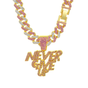 Collar hip hop con colgante Never Give Up dorado y diamantes de imitación rosas y blancos