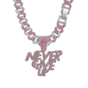 Detalle de diamantes de imitación rosas y blancos en el collar cubano Never Give Up