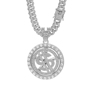 Détail d'une chaîne cubaine hip-hop argentée avec pendentif dollar rotatif et zircons