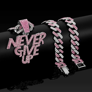 Collar Never Give Up con piedras rosas y blancas en una cadena de eslabones cubanos