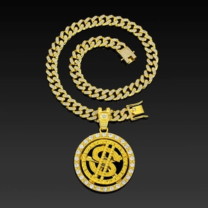 Gros plan du pendentif dollar rotatif avec chaîne cubaine glacée sur fond noir miroir