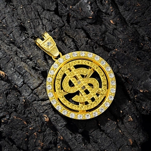Détail macro d'un pendentif hip hop signe dollar rotatif de 63mm avec cristaux clairs