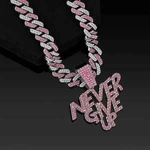 Detalle del collar hip hop NEVER GIVE UP con cristales rosas y blancos brillantes