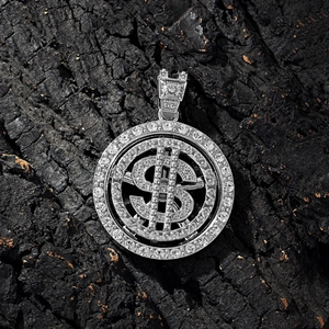Détail macro du pendentif hip hop signe dollar avec pierres scintillantes sur charbon noir
