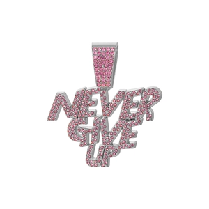 Primer plano del colgante hip hop con piedras rosas y texto Never Give Up grabado