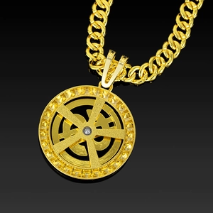 Détail du pendentif dollar doré rotatif avec une chaîne à maillons cubains brillante
