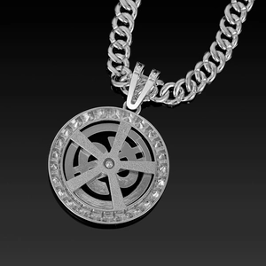 Détail du pendentif dollar argenté avec pierres scintillantes sur une chaîne cubaine