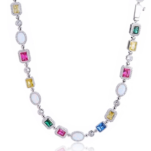 Détail du collier de pierres précieuses avec opales et zircons sertis sur argent