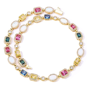 Vue détaillée du collier de pierres précieuses colorées avec dorure et pavé de zircons fins