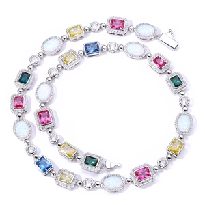 Collier hip-hop de luxe avec pierres précieuses multicolores et pavage de zircons brillants