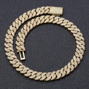 Makro-Detail der 14mm vergoldeten Cuban-Halskette mit Zirkonia-Besatz und quadratischem Verschluss