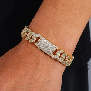 Nahaufnahme eines 14mm Iced-Out Panzerarmbands mit glitzernden Zirkonias am Handgelenk