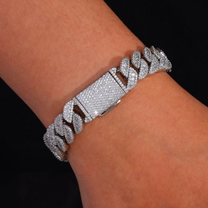 Nahaufnahme eines 14mm silbernen Cuban-Armbands mit mikroverglasten Zirkonia-Steinen